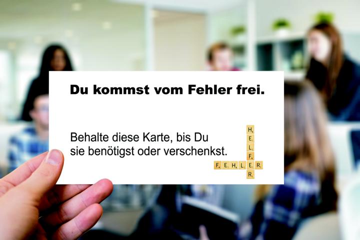 Eine Hand hält die Freikarte: Du kommst vom Fehler frei