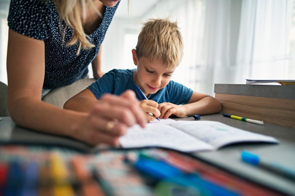 kinder-beim-lernen-begleiten1200